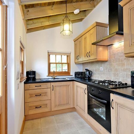 Entire Unique Tiny House - Moss Cabin บานฟ์ ภายนอก รูปภาพ