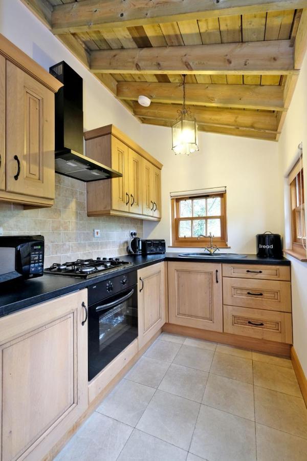 Entire Unique Tiny House - Moss Cabin บานฟ์ ภายนอก รูปภาพ