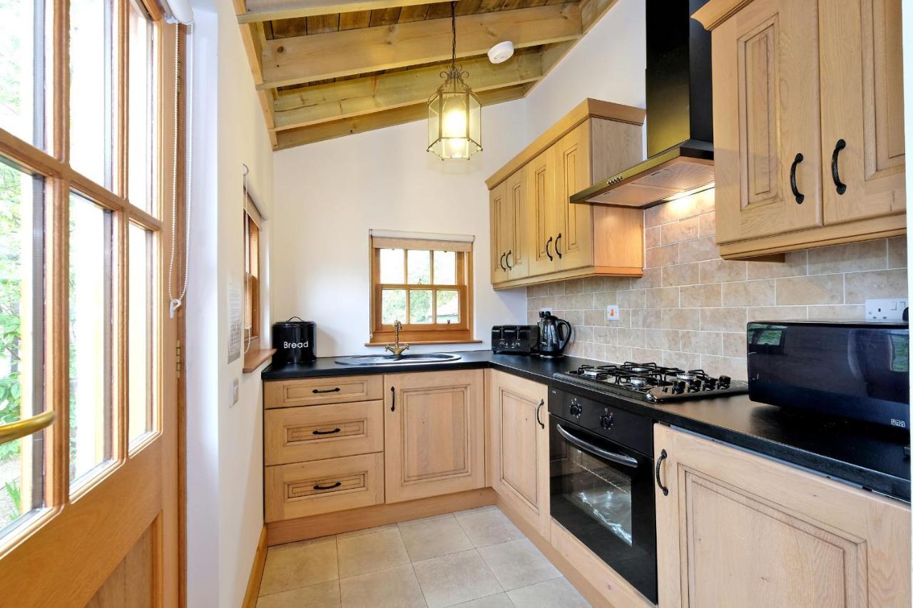 Entire Unique Tiny House - Moss Cabin บานฟ์ ภายนอก รูปภาพ
